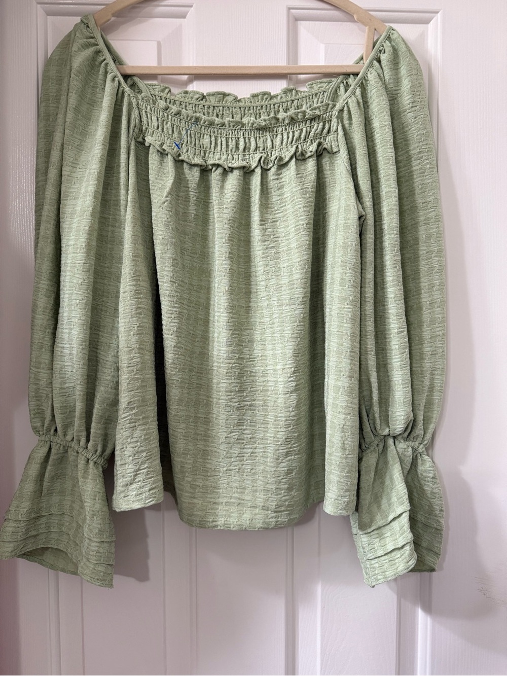 Max Studio Sage Green Textured Peasant Top - size XL